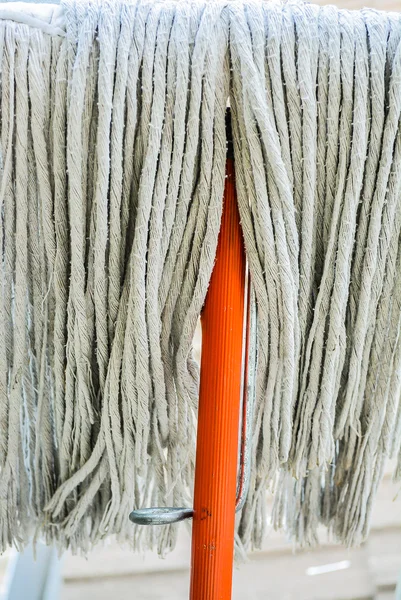 Velho Swab laranja para limpar o chão — Fotografia de Stock