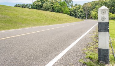 güzel yeşil tepe ve yolun manzarayı.