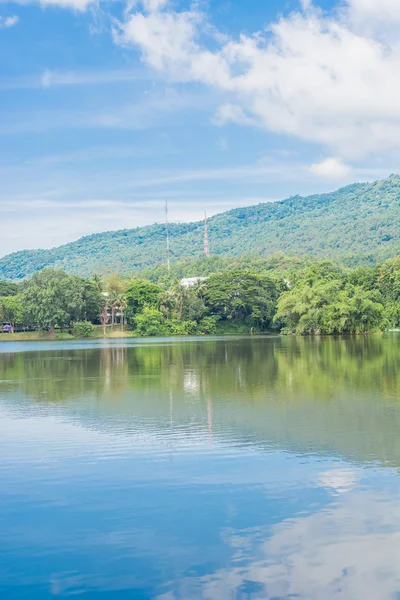 湖山和蓝色的天空下的风景 — 图库照片