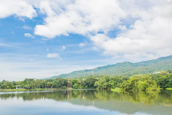 湖山和蓝色的天空下的风景 — 图库照片