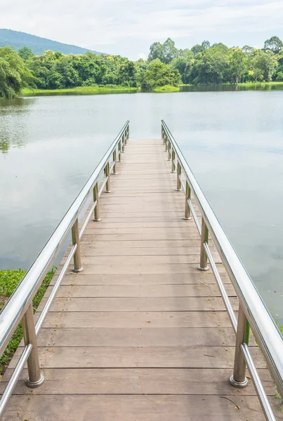 Ponte o molo in acciaio inox sul lago — Foto Stock