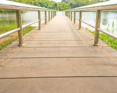 Paslanmaz çelik köprü ya da gölde iskelenin  