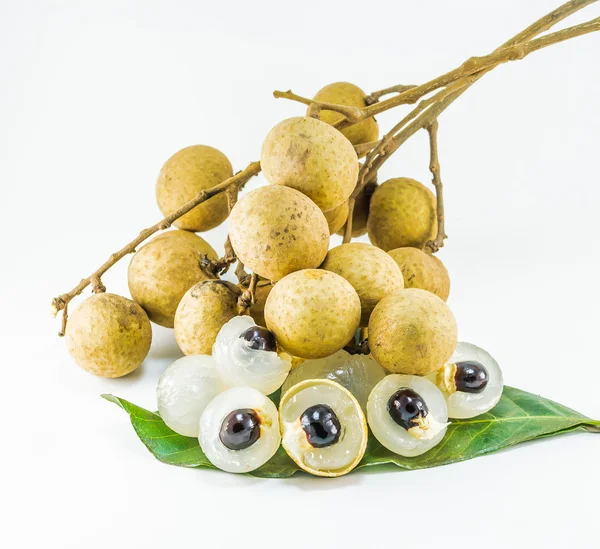 Organische frische Longan isolierte Bild auf weißem Hintergrund — Stockfoto