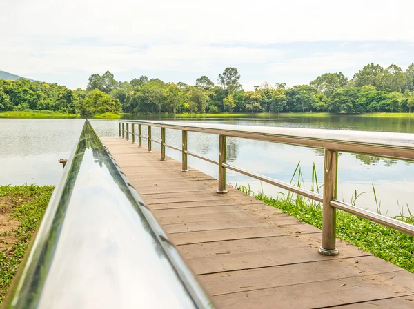 Ponte o molo in acciaio inox sul lago — Foto Stock