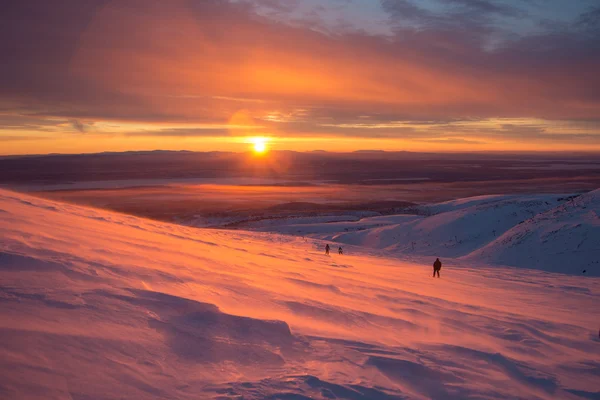 Solnedgång utförsåkning i khibiny berg Stockfoto