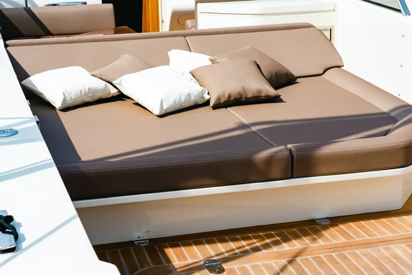 Bézs Kanapé Párnával Egy Nagy Luxus Jachton Nyaralás Rekreációs Turizmus — Stock Fotó