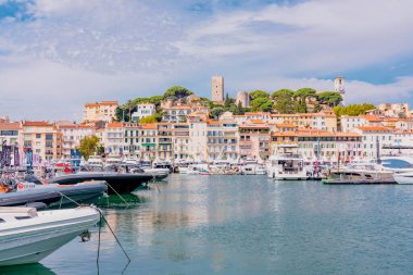 Cannes, Fransa - 10.09.2021: Fransız Riviera 'sında Yıllık Yat Şovu Festivali. En büyük lüks yat, yatlar dünyasındaki yeni teknolojiler. Yat şovu için dünyanın dört bir yanından katılımcılar geliyor.. 