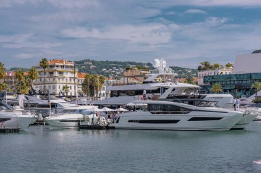 Cannes, Fransa - 10.09.2021: Fransız Riviera 'sında Yıllık Yat Şovu Festivali. En büyük lüks yat, yatlar dünyasındaki yeni teknolojiler. Yat şovu için dünyanın dört bir yanından katılımcılar geliyor.. 