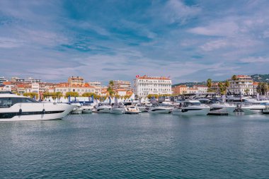 Cannes, Fransa - 10.09.2021: Fransız Riviera 'sında Yıllık Yat Şovu Festivali. En büyük lüks yat, yatlar dünyasındaki yeni teknolojiler. Yat şovu için dünyanın dört bir yanından katılımcılar geliyor.. 