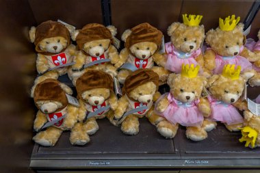 Carcassonne, Fransa - 02.07.2021: Carcassonne şehrindeki bir dükkanda pelüş oyuncaklar. Pelüş ayılar Prens ve pelüş ayılar Prenses