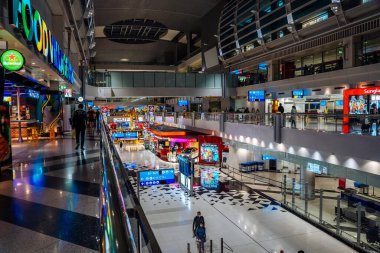 DUBAI, BAE - 06.11.2021: DXB havaalanı içi. Dubai Uluslararası Havalimanı 'nda gümrüksüz mağazalar. 