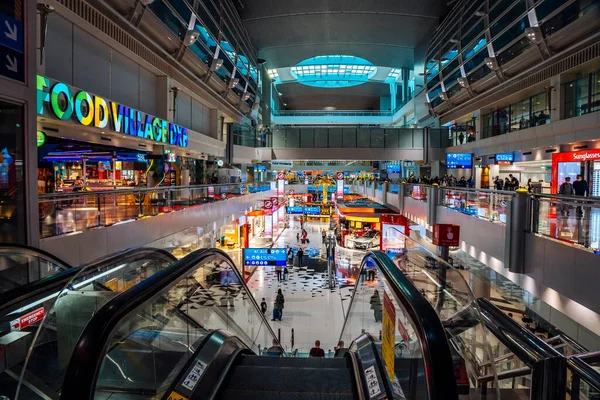 DUBAI, BAE - 06.11.2021: DXB havaalanı içi. Dubai Uluslararası Havalimanı 'nda gümrüksüz mağazalar. 