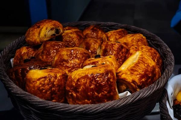 Croissant de repostería francesa con exhibición de chocolate en un hotel en el desayuno. —  Fotos de Stock