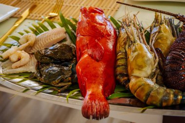 Restoranda pişirmek için taze çiğ okyanus balıkları ve deniz ürünleri vardı. Karides, ıstakoz, kırmızı ve beyaz balık, yengeç. Balık avı.