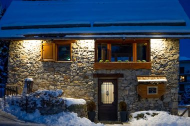 Auron, Fransa - 28.12.2020: Auron 'da kar mevsiminde kulübe, Fransa' nın güneyinde Alpler. 