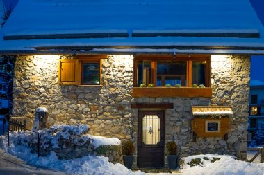 Auron, Fransa - 28.12.2020: Auron 'da kar mevsiminde kulübe, Fransa' nın güneyinde Alpler. 