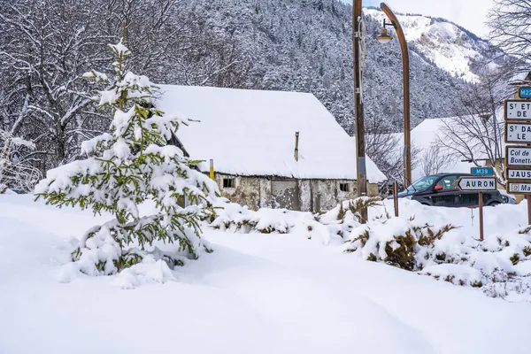 Auron, Francia - 28.12.2020: Ciudad de montaña Auron en invierno. Hermoso día soleado. Estación de esquí popular en Alps Maritime, Francia. — Foto de Stock