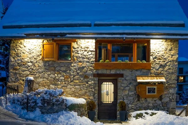 法国奥隆- 2020年12月28日：法国南部阿尔卑斯山雪冬奥隆的小木屋. — 图库照片
