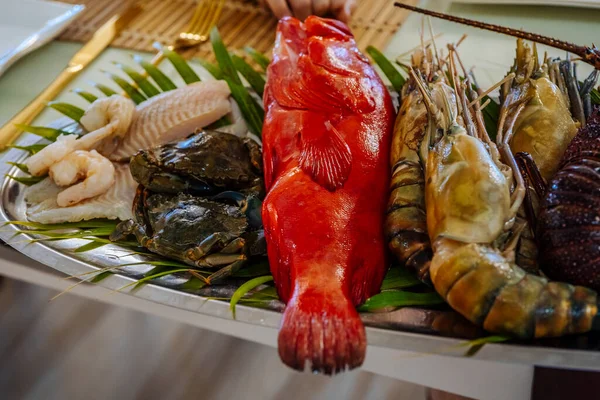 Assortiment de poissons et fruits de mer crus frais sur le restaurant pour la cuisine. Crevettes, homards, poissons rouges et blancs, crabes. Captures de pêche. — Photo