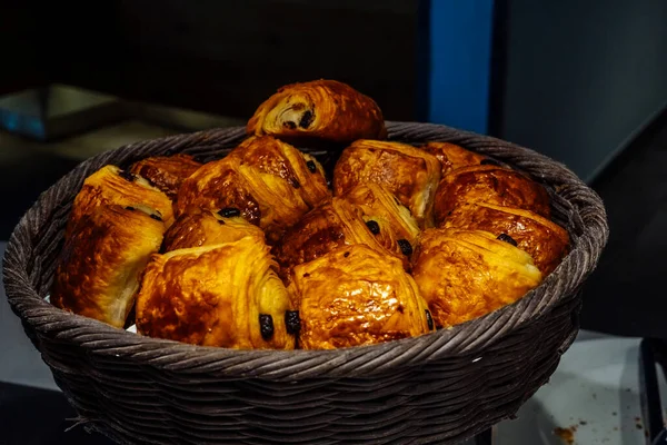 Croissant de repostería francesa con exhibición de chocolate en un hotel en el desayuno. —  Fotos de Stock