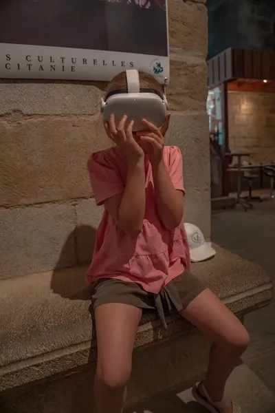 Каркассон Франція 2021 Дівчинка Веселиться Навушниками Віртуальної Реальності Музеї Середньовічної — стокове фото