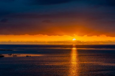 Sahilde gün batımı, tropik ada.