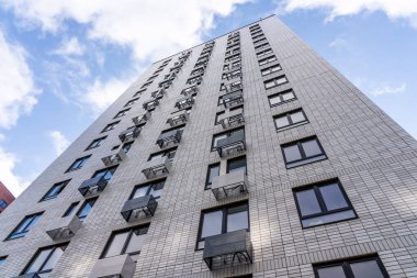 Modern, çok katlı apartman cephesi. Tepeden tırnağa.