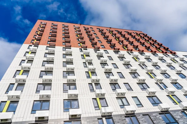 Modern, çok katlı apartman cephesi. Tepeden tırnağa.