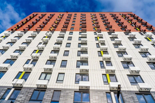 Modern, çok katlı apartman cephesi. Tepeden tırnağa.