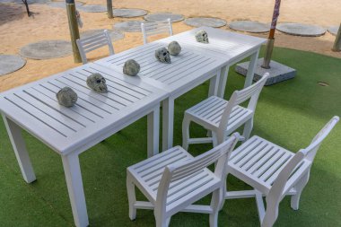 Mauritius Adası - Masalarda 31.10.2021 dekoratif kafatasları. Çocuklar için Cadılar Bayramı partisi için otelde Cadılar Bayramı süsü. Yüksek kalite fotoğraf