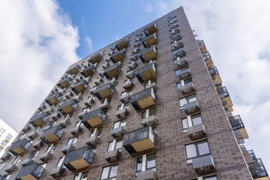 Modern, çok katlı apartman cephesi. Tepeden tırnağa manzara. Yüksek kalite fotoğraf