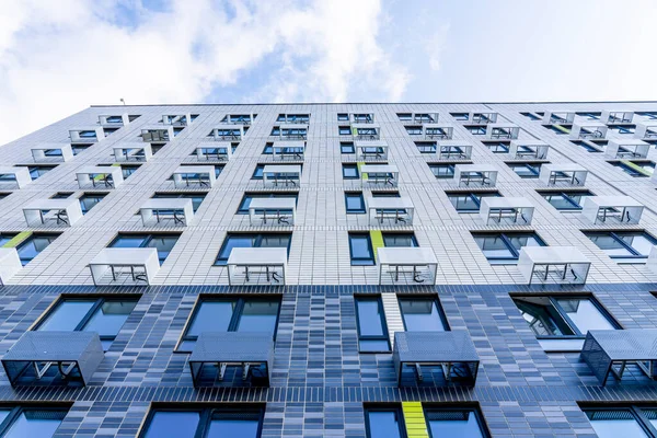 Modern, çok katlı apartman cephesi. Tepeden tırnağa manzara. Yüksek kalite fotoğraf