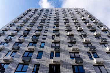 Modern, çok katlı apartman cephesi. Tepeden tırnağa manzara. Yüksek kalite fotoğraf