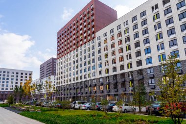 MOSCOW, RUSSIA - 04.10.2021: İnşaat şirketi Pik 'in iskan kompleksi Salarievo' daki binalar ön cephede. Mimaride modern simetri stili. Moskova 'nın yeni yatakhanesi. Kaliteli fotoğraf