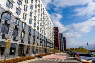 MOSCOW, RUSSIA - 04.10.2021: İnşaat şirketi Pik 'in iskan kompleksi Salarievo' daki binalar ön cephede. Mimaride modern simetri stili. Moskova 'nın yeni yatakhanesi. Kaliteli fotoğraf