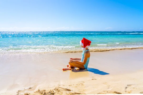Piękna Dziewczyna Świątecznym Kapeluszu Medytująca Tropikalnej Letniej Plaży Zimowe Wakacje — Zdjęcie stockowe