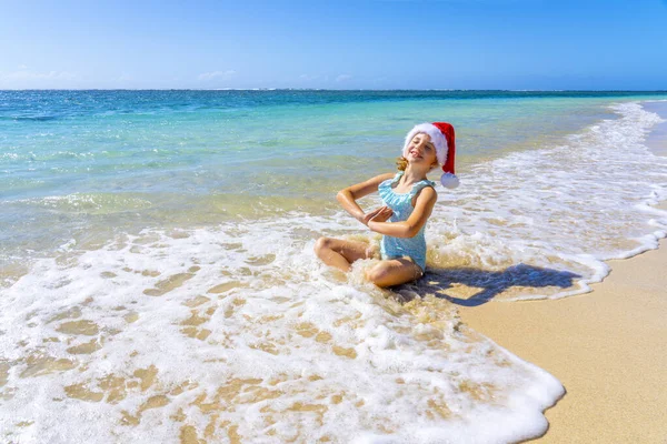Beautiful Girl Christmas Hat Meditating Tropical Summer Beach Winter Holiday — Stock Photo, Image