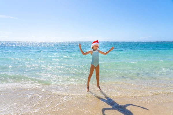 Schöne Glückliche Mädchen Mit Weihnachtsmütze Springen Wasser Tropischen Sommerstrand Winterurlaub — Stockfoto