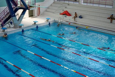Güzel, Fransa - 14.08.2020: yüzme havuzunda atlama platformu olan kapalı yüzme havuzu. Çocuklar ve yetişkinler için şehir su merkezi eğitimi. 