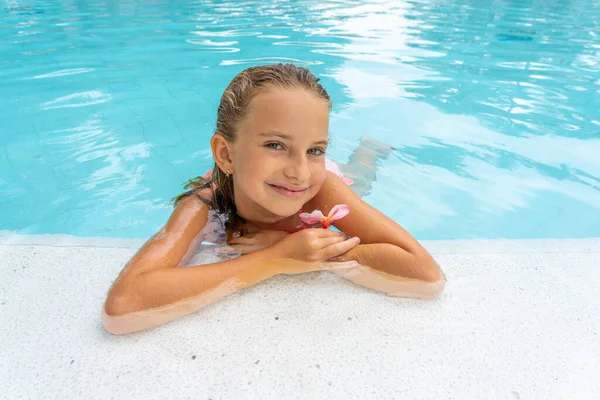 Bella bambina in posa in piscina. — Foto Stock