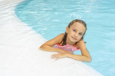 Havuzda poz veren güzel küçük kız.. 