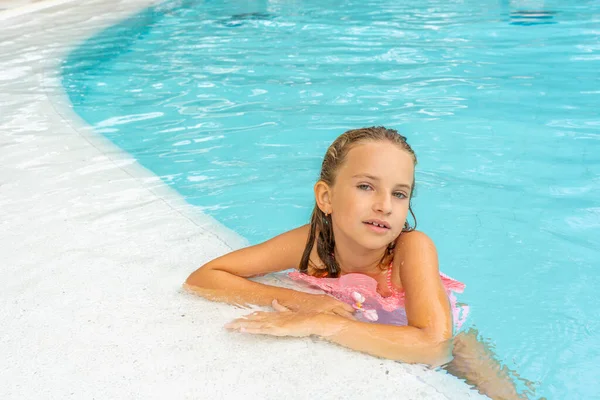 Bella bambina in posa in piscina. — Foto Stock