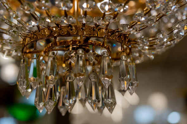 Egy közeli üvegcsillár. Fényes fények dekoráció Crystal Chandelier. — Stock Fotó