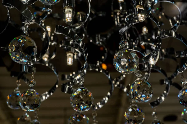 Egy közeli üvegcsillár. Fényes fények dekoráció Crystal Chandelier. — Stock Fotó