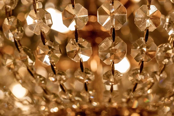 Egy közeli üvegcsillár. Fényes fények dekoráció Crystal Chandelier. — Stock Fotó