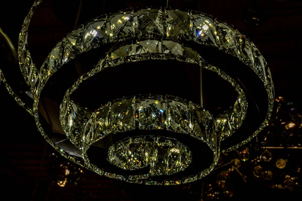 Gros plan du lustre Cristaux tendance. Glamour fond de luxe intérieur. Vintage détails de lampe en cristal. — Photo