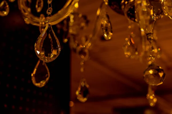 流行のクリスタルシャンデリアを閉じます。高級インテリアの魅力的な背景。ヴィンテージクリスタルランプの詳細. — ストック写真