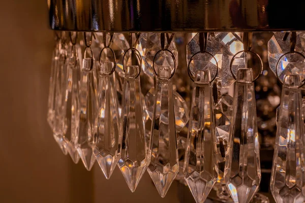 Gros plan du lustre Cristaux tendance. Glamour fond de luxe intérieur. Vintage détails de lampe en cristal. — Photo