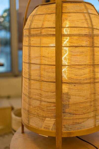 Lampes en osier faites à la main sur table en bois. — Photo