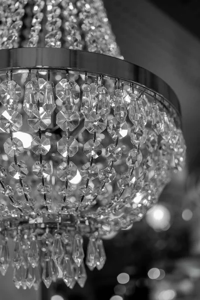 Egy közeli üvegcsillár. Fényes fények dekoráció Crystal Chandelier. — Stock Fotó